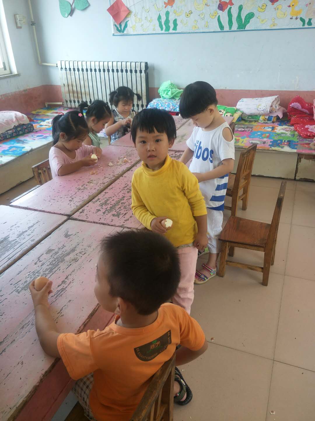 圖中穿黃色衣服者為妮妮 圖中穿黃色衣服者為妮妮