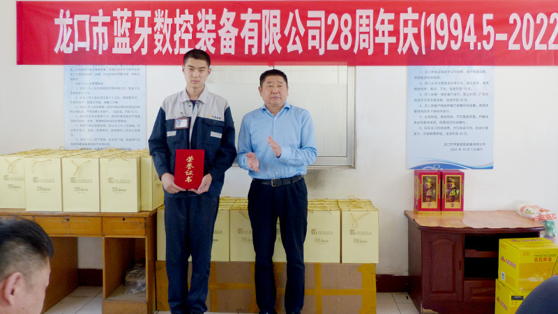 獲得“最佳新人獎(jiǎng)”榮譽(yù)稱號的實(shí)習(xí)生—陳冰 獲得“最佳新人獎(jiǎng)”榮譽(yù)稱號的實(shí)習(xí)生—陳冰